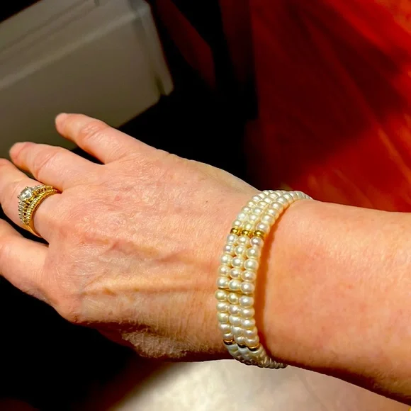 Beautiful 14K yellow gold fresh water pearl bracelet. Boxed - Picture 3 of 5